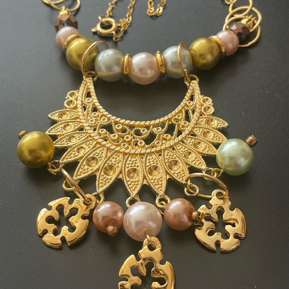 Elegant Gold and Pearl Necklace